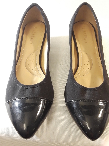 Ellen Tracy 8 Black Wedge Pumps - Picture 2 of 8